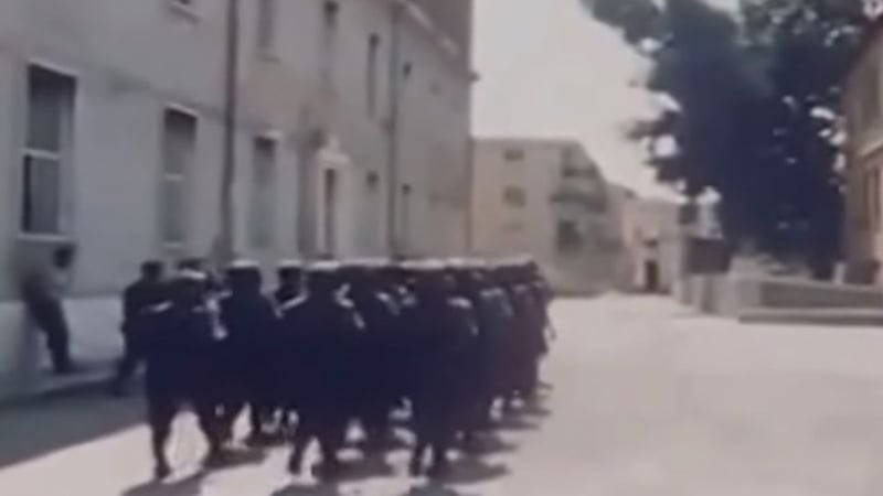 Ретро КАДРИ шокираха света! Млади девойки във военна униформа маршируват на „Тих бял Дунав“