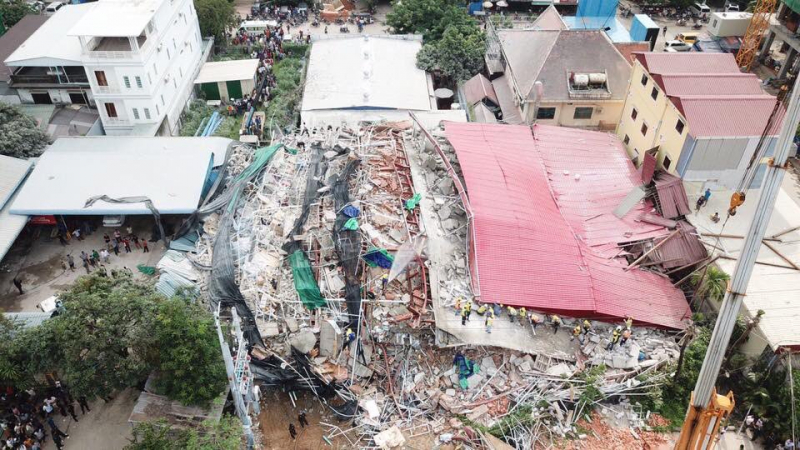 Седеметажна сграда се срути, най-малко трима са загинали (СНИМКИ)