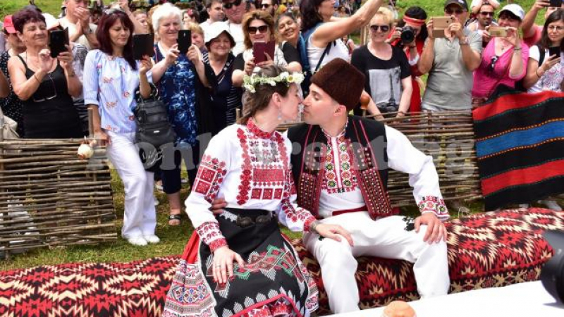 Мистични гайди и Валя Балканска венчаха младоженци на уникална церемония (СНИМКИ)