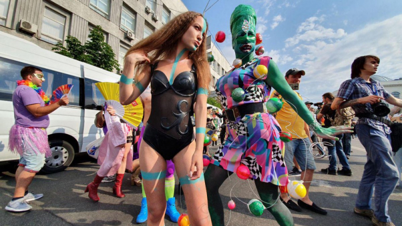 Нападнаха участници в гей парад в Киев (ВИДЕО)
