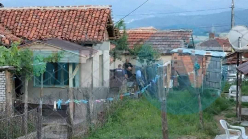 Ексклузивно и само в БЛИЦ: Първи СНИМКИ от циганския погром в Розино, цялото село трепери