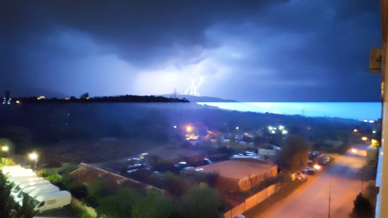 Първо в БЛИЦ: Уникални СНИМКИ и ВИДЕО от мощната буря тази нощ над София 