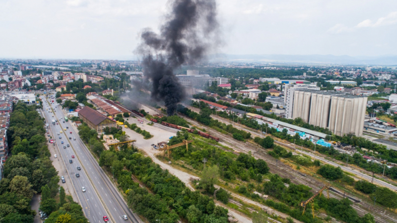 Разбра се какво е горяло с дим като от вулкан на Сточна гара в София (СНИМКИ)