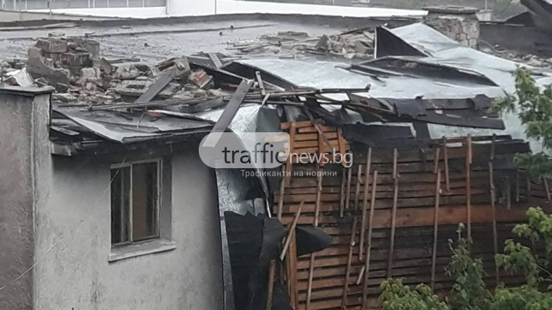Стихията в Пловдив отнесе покрива на жилищна сграда (СНИМКИ)