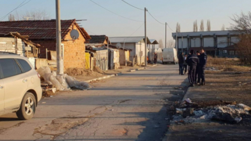 Само в БЛИЦ: Запалиха цигански къщи във Войводиново