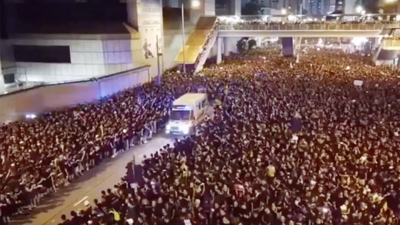 Уникално ВИДЕО: Вижте как хиляди протестиращи пропускат линейка в Хонконг
