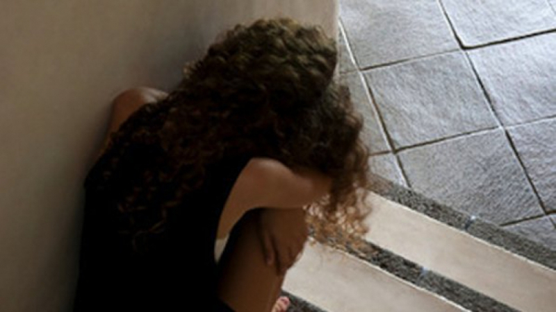 Секс афера в Петрич: 12-годишна преспа с баща на 3 деца, сега любовчията си скубе косата от яд   