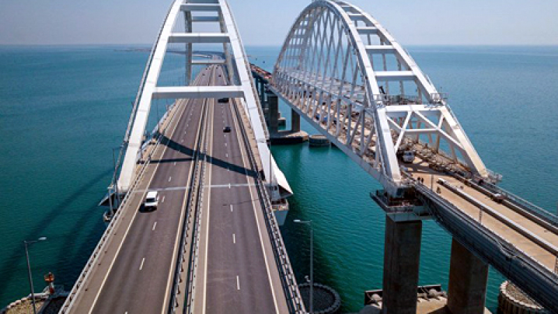 Чисто луд! Джигит закова 243 км/ч на Кримския мост