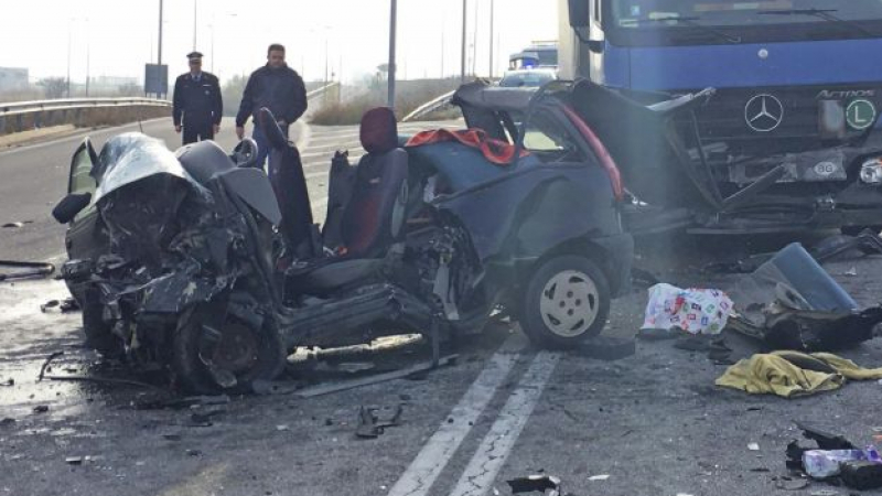 Младо момиче загина след удар в камион в Сливенско 