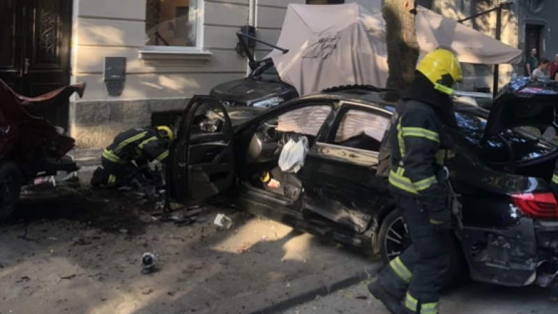 Зверска катастрофа в центъра на Белград! Автомобил се вряза в кафене (СНИМКИ)