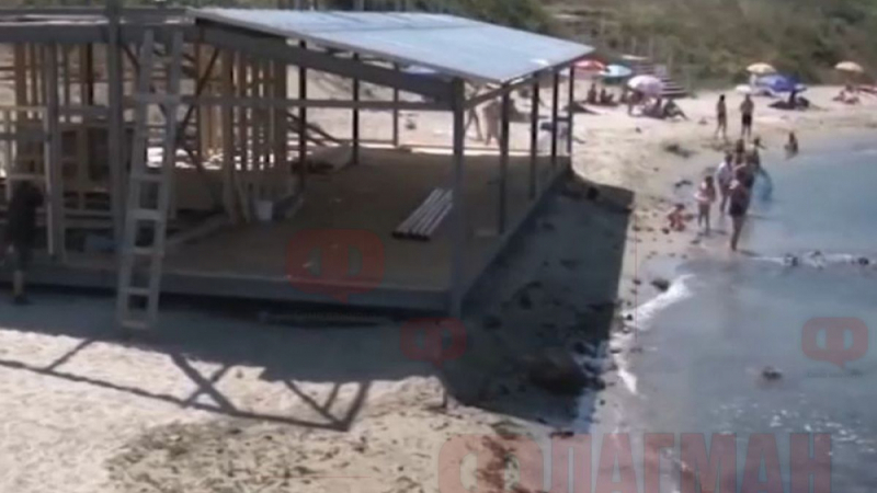 Скандал заради строеж на заведение на плаж в Ахтопол (ВИДЕО)