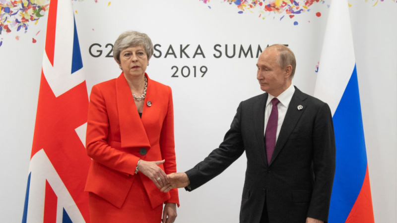 Само вижте физиономията на Тереза Мей, докато се ръкува с Путин (СНИМКИ/ВИДЕО)