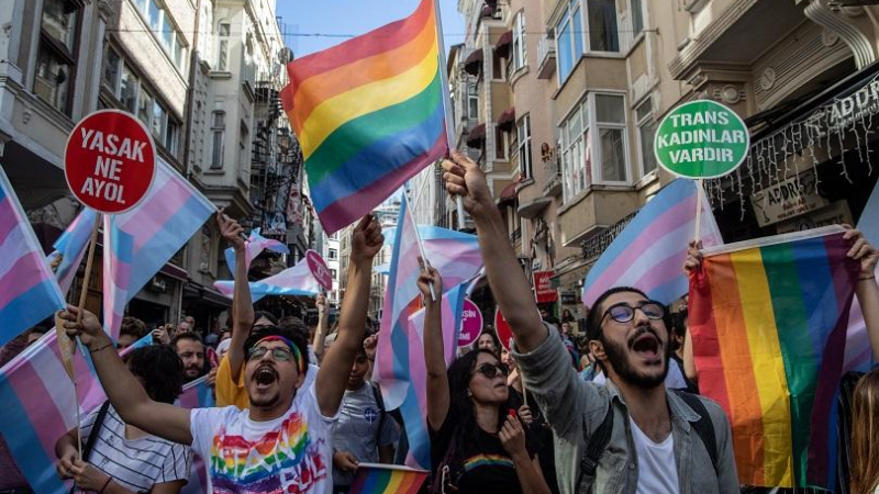 Гумени куршуми и сълзотворен газ на гей парад в Истанбул