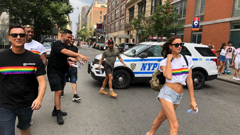 Под дъгата: Ирина Шейк в ултра къси шортички на гей парад (СНИМКИ/ВИДЕО)