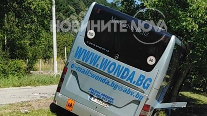 Ужасяващи СНИМКИ от касапницата между кола и автобус с ученици, оплискала с кръв Тетевенско 