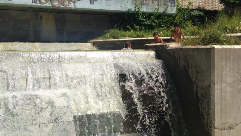Невръстни циганета превърнаха водната каскада в центъра на Благоевград в аквапарк (СНИМКИ)