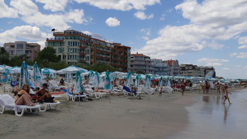 Страшна далавера на роден плаж: Пиеш 7 бири и сянката е без пари