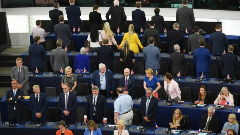 Вижте как глупаво се държаха британските евродепутати в ЕП (ВИДЕО)