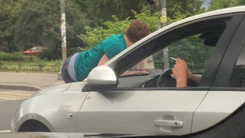 Вижте как шофьорка даде урок на досаден ухажор (СНИМКИ/ВИДЕО)
