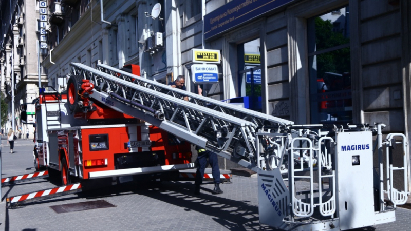 Първо в БЛИЦ! Защо куп пожарни коли и патрулки се струпаха в столичния квартал „Люлин“