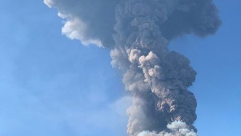 Вулкан изригна на италиански остров, загина турист, огън пада от небето! (СНИМКИ/ВИДЕО)