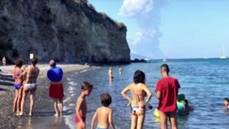 Туристи бягат в морето при изригването на вулкана в Стромболи (ВИДЕО)