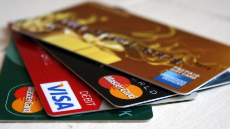 Американка се вбеси на гаджето си и остави 5 000 долара бакшиш от кредитната му карта