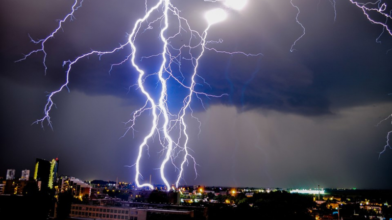 Страшни бури удариха Пловдив и Благоевград тази нощ (СНИМКИ/ВИДЕО)