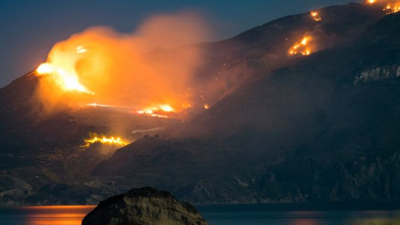 Евакуация на гръцкия остров Евия заради огромен пожар 