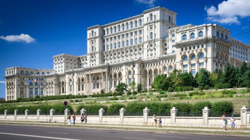 Вдигат пенсиите в Румъния с уникален закон