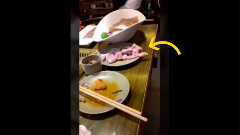 Ужасяваща гледка! Сурово месо избяга от чиния в азиатски ресторант (ВИДЕО)