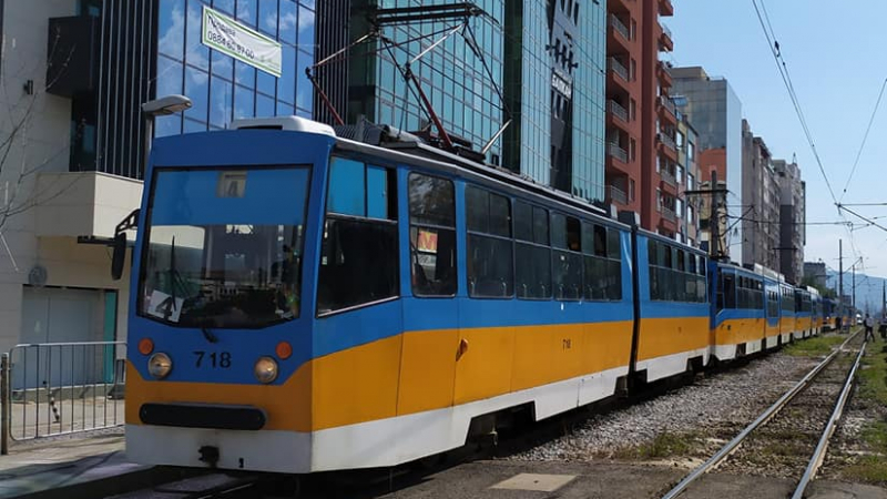 Зверска верижна катастрофа с трамвай, Ауди и микробус в София (СНИМКИ)