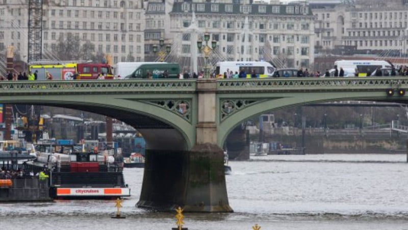 Туристически кораб се блъсна в Уестминстърския мост (СНИМКИ)