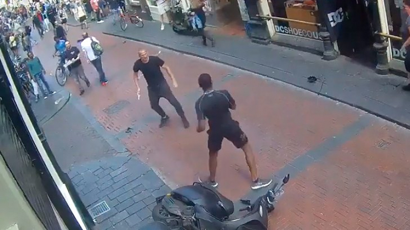 Жестоко клане посред бял ден в центъра на Амстердам (ВИДЕО 18+)