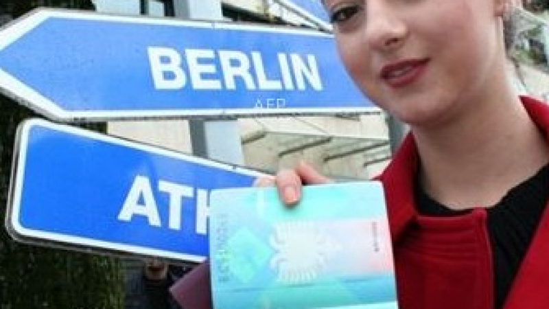 „А1 он“: Албанци палят паспортите си, след като напуснат страната