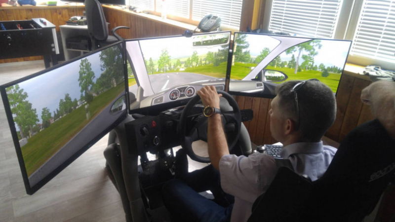 Безплатно: Уникален автосимулатор учи шофьорите в София как да карат (ВИДЕО)