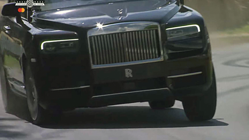 Зрелище: Чудовищният джип на Rolls-Royce бе изкаран на писта със сено (ВИДЕО)