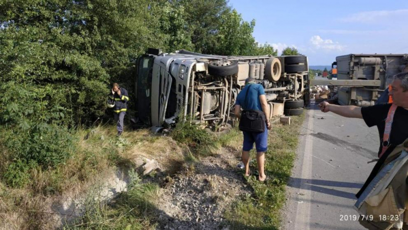 Фиркан шофьор на камион направи голяма поразия край Смядово (СНИМКИ)