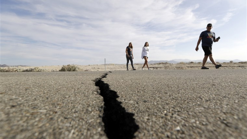 Земетресенията от 4 и 5 юли буквално разкъсаха Калифорния (СНИМКИ)