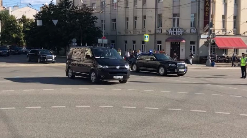 Инцидент с кортежа на Путин: Момиче се хвърли под колата му, а той... (СНИМКИ/ВИДЕО)