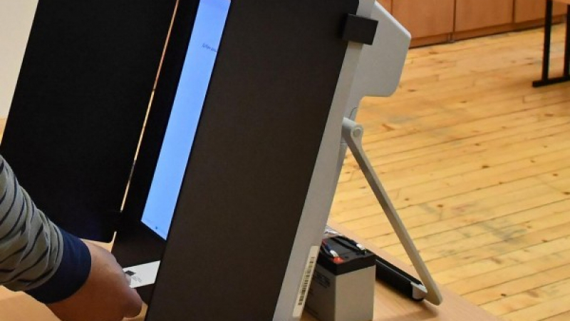 Какво реши правната комисия за машинното гласуване?