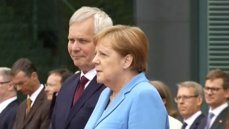 Експерт разкри какво е шептяла Меркел при поредния си пристъп 