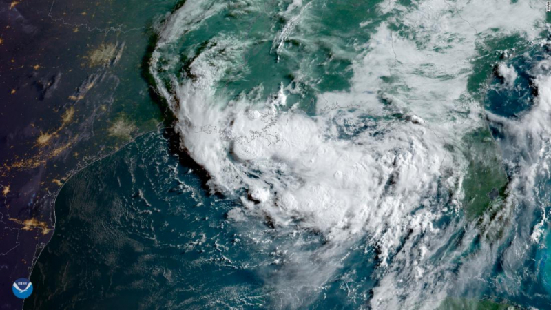 Хиляди бягат от бурята „Бари“ от крайбрежието на Луизиана (ВИДЕО)