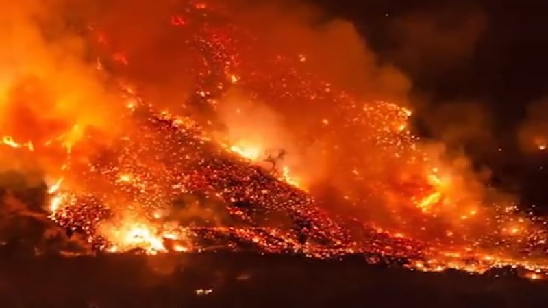 Страшни пожари превърнаха любим на туристите земен рай в ад (СНИМКИ/ВИДЕО)