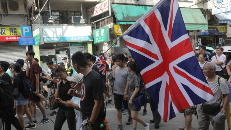 Протестиращи се биха с полицаи в Хонконг заради китайски търговци