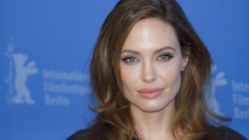 Ах, тези зърна: Анджелина Джоли тръгна без бельо из Париж