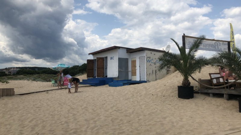 ВИП тоалетна на плажа в Приморско удари в земята лукса на Сен Тропе 