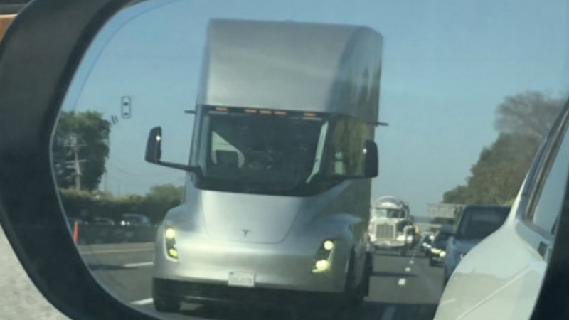 Камионът на Tesla бе заснет на пътя без шофьор в кабината (ВИДЕО)
