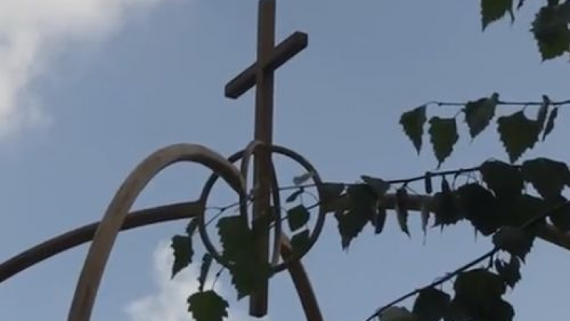 БЛИЦ TV: "Гробище" в двора на къща се появи в София
