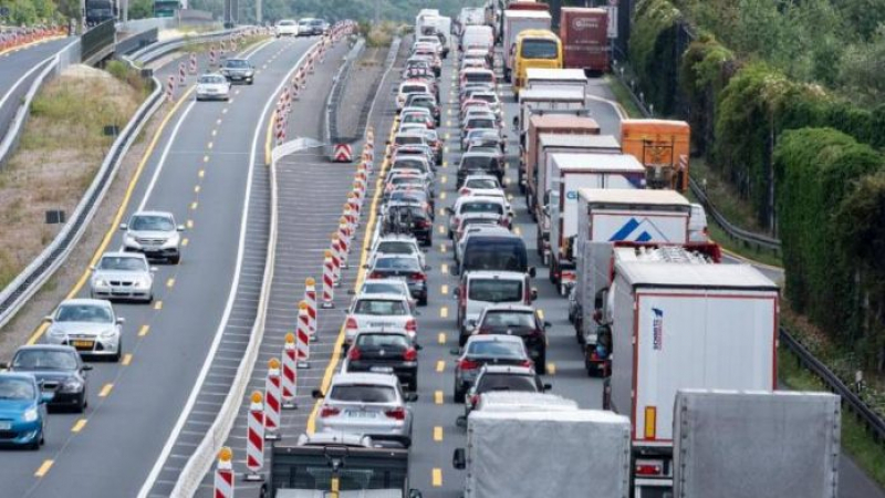 Безумие на магистрала в Германия: 10 км задръстване заради...